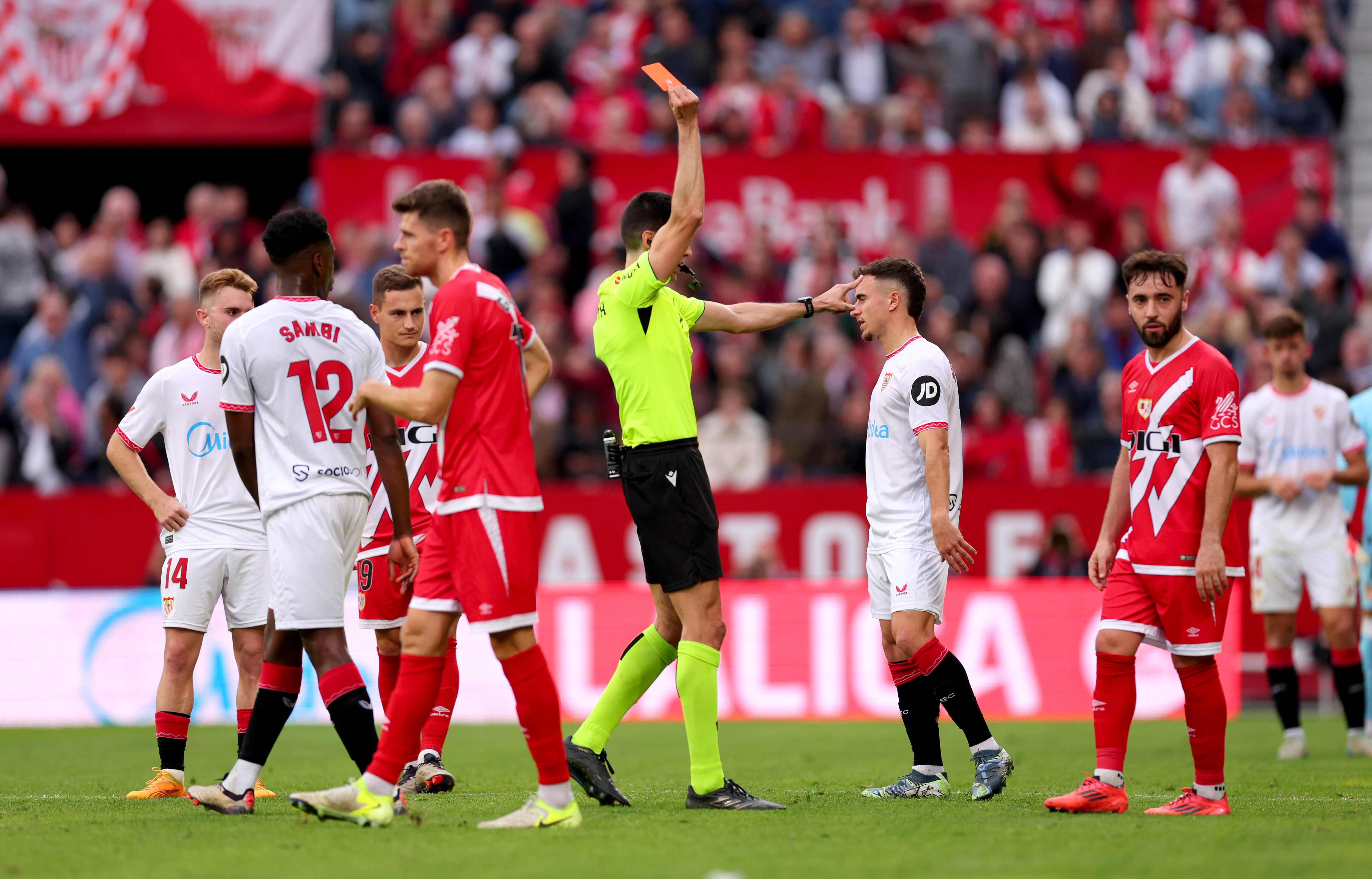 El árbitro Mateo Busquets Ferrer muestra una tarjeta roja a Unai López del Rayo Vallecano durante el partido de LaLiga entre el Sevilla FC y el Rayo Vallecano en el Estadio Ramón Sánchez Pizjuán el 24 de noviembre de 2024 en Sevilla, España.