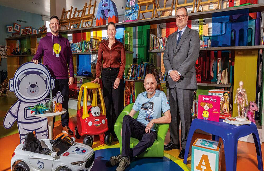 El aula medicalizada de LaCardio empezó como un espacio lúdico para los niños hospitalizados, apoyados por voluntarios. Hoy cuenta con pedagogos especializados. De izquierda a derecha, Juan Camilo Caicedo (Gerente de experiencia e innovacióon), Svetlana Noworyta (Directora de sostenibilidad y donaciones), Carlos Cortés (Profesor de pedagogía hospitalaría), Juan Gabriel Cendales (Director ejecutivo de la Cardío). 