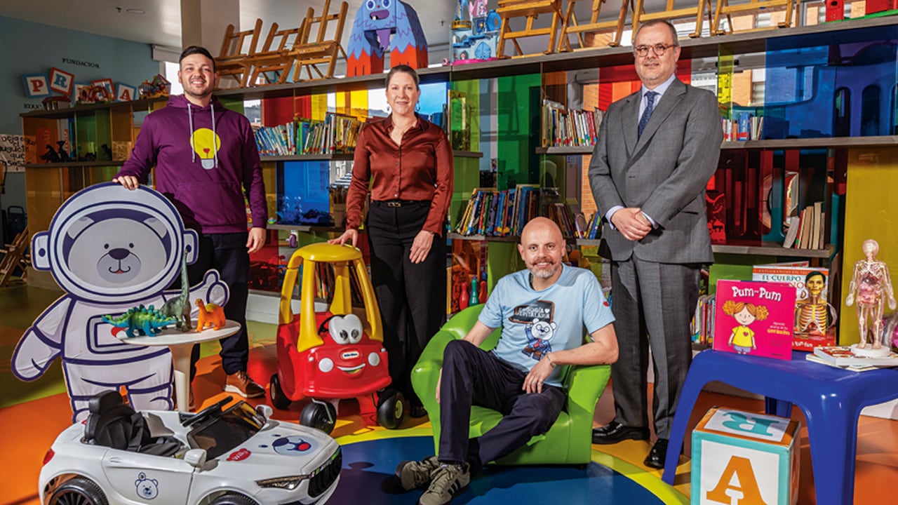 De izquierda a derecha, Juan Camilo Caicedo (Gerente de experiencia e innovación), Svetlana Noworyta (directora de sostenibilidad y donaciones), Carlos Cortés (Profesor de pedagogía hospitalaria), Juan Gabriel Cendales (director ejecutivo de LaCardio).