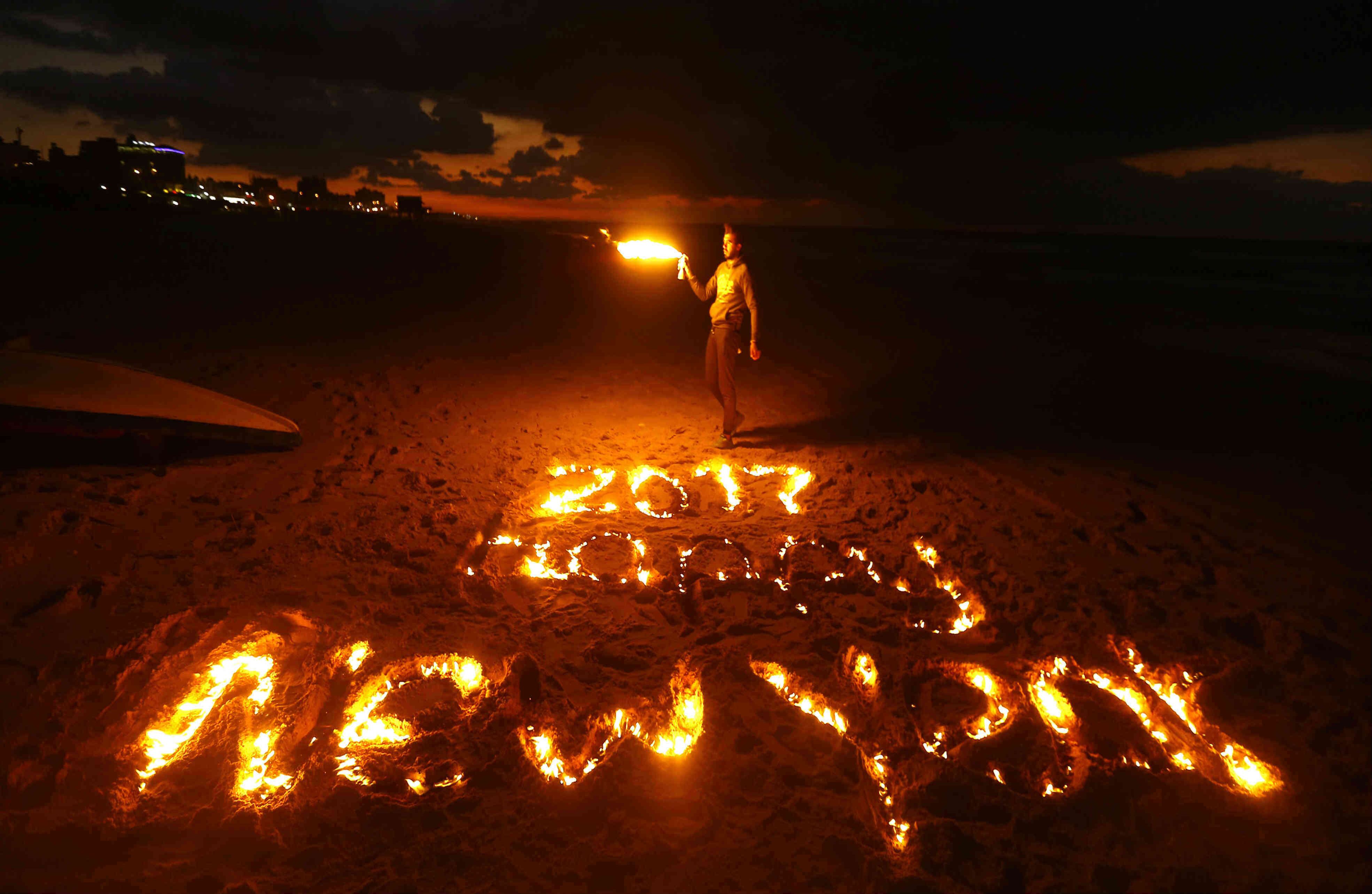 El artista palestino Osama Sbeata, plasmó las palabras 'Happy New Year' en las afueras de la ciudad de Gaza.