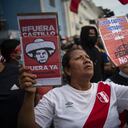 Una mujer sostiene carteles durante una protesta contra el gobierno del presidente de Perú, Pedro Castillo, en Lima el 05 de abril de 2022 - El presidente peruano, Pedro Castillo, anunció el fin del toque de queda en la capital, Lima, con el objetivo de contener las protestas contra el aumento de los precios del combustible tras las conversaciones de crisis con Congreso. (Foto por ERNESTO BENAVIDES / AFP)