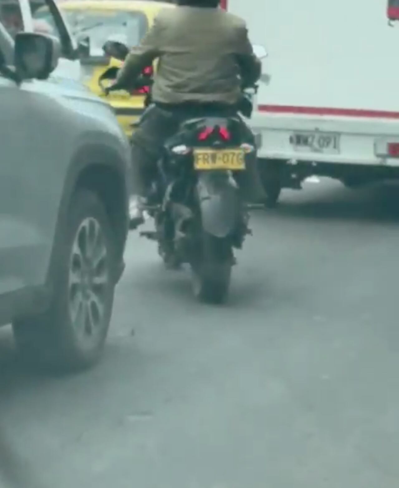 Conductores captaron a un pinchallantas instalando puntillas en Bogotá.