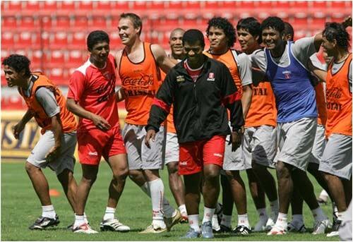 Perú: la primera avanzada. Todo listo para enfrentarse a Uruguay, el primer contrincante de la Copa. 

