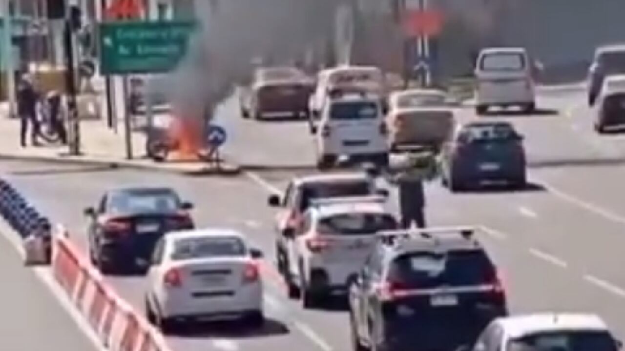 Domiciliario indocumentado prendió fuego a moto para evitar un control policial en Chile.
