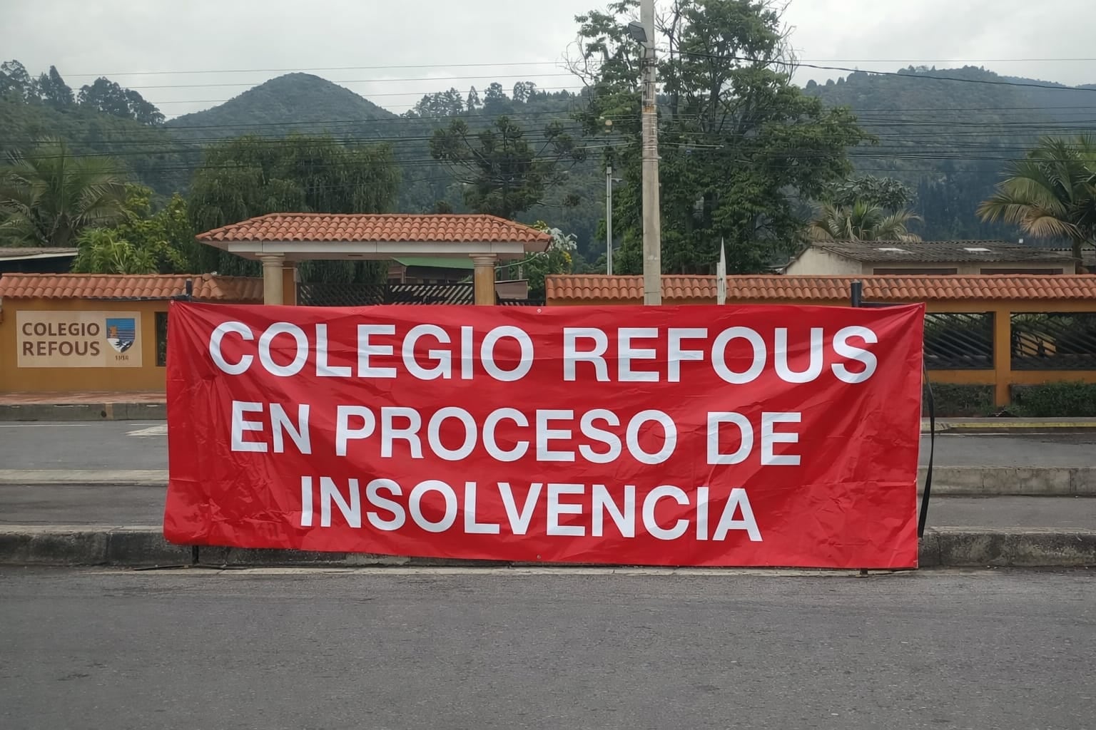 Pancarta con la que padres y acudientes denunciaron que el Colegio Refous entró en proceso de insolvencia