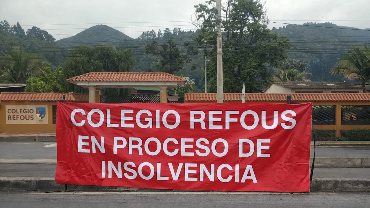 Pancarta instalada por un proveedor del Colegio Refous sobre el proceso de insolvencia