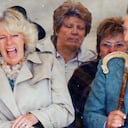 Camilla es la única capaz de calmar el mal genio de Carlos, quien depende de ella para todo y no oculta su aburrimiento si no la tiene a su lado.