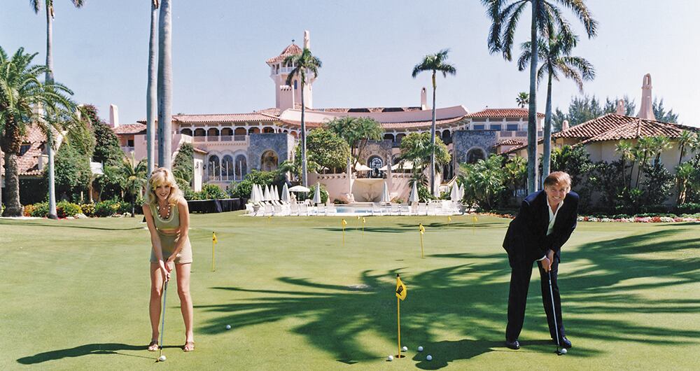 El magnate y Marla en Mar-a-Lago en 1995. Se divorciaron cuatro años más tarde, en medio de rumores de que ella le fue infiel con el director Michael Mailer y su escolta Spencer Wagner.