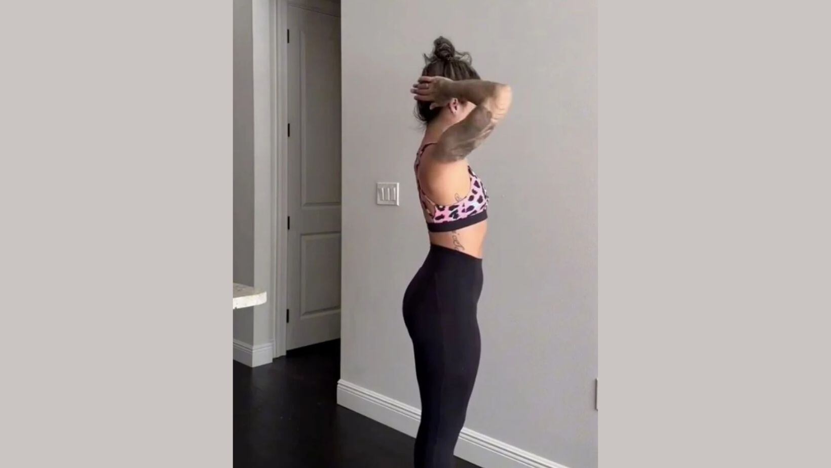 Una los codos para eliminar el exceso de grasa de su espalda