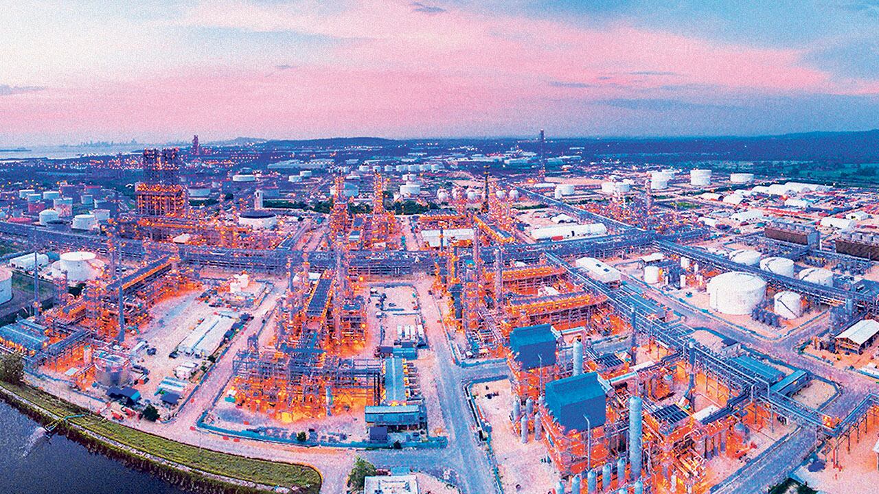 Mientras el presidente Gustavo Petro pide la venta de los activos de Ecopetrol en Estados Unidos, Reficar estaría abocada a paralizarse por los cobros que está haciendo la Dian.