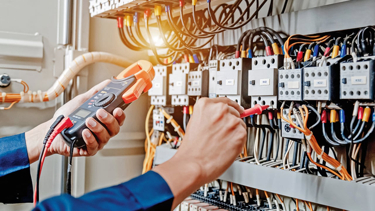 La mayor parte de los hogares no ha visto alivio en las tarifas de energía. La deuda de la opción tarifaria no se ha solucionado y el Estado les debe subsidios a las empresas, que no tienen caja para seguir comprando energía.