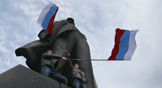 Manifestantes ondean banderas rusas durante una exhibición pro rusa en la región de Donetsk