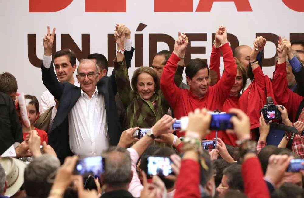 Humberto De la Calle Lombana, Rosalba Restrepo y Juan Fernando Cristo celebran con los brazos en alto en el hotel JW Marriot, el domingo 19 de noviembre de 2017, luego de que De la Calle fuera elegido, en consulta popular, candidato único del Partido Liberal para las presidenciales del 2018. . Foto: Carlos Julio Martínez / SEMANA