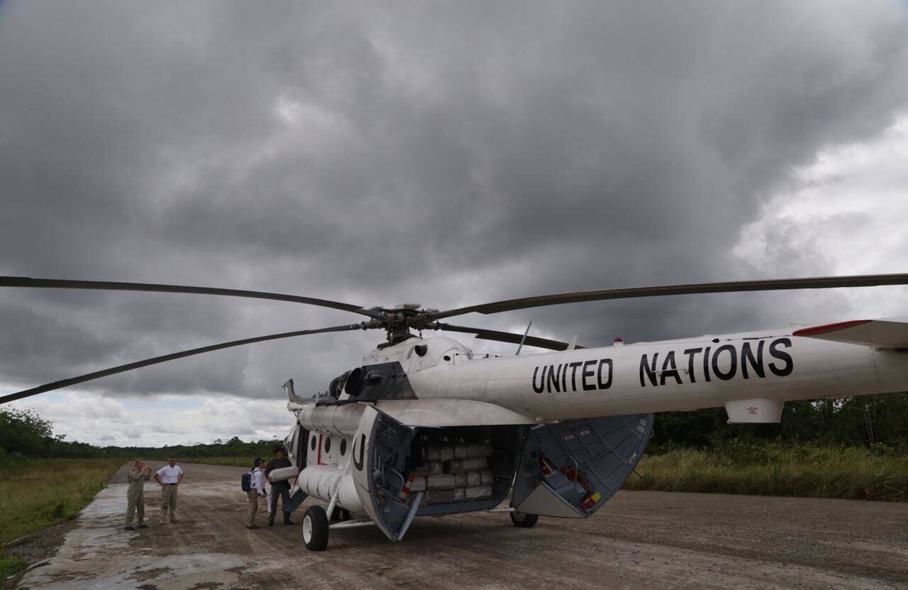 Sobre el mediodía de este lunes festivo, el helicóptero MI 17, de la ONU, arribó al municipio de Vigía del Fuerte (Antioquia) con los cofres que contenían los 79 cuerpos de las víctimas de la masacre de Bojayá.  Foto: Unidad Nacional de Víctimas. 