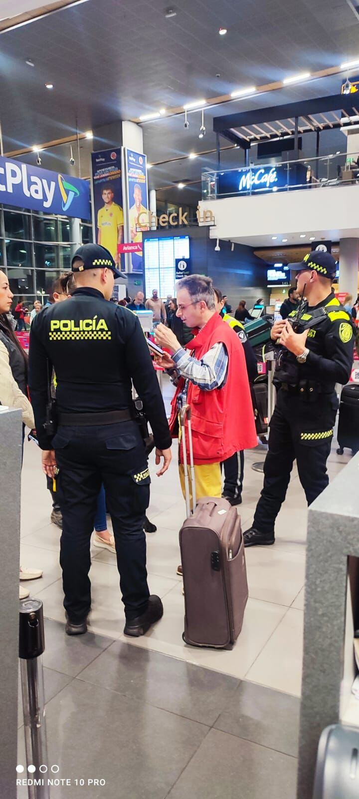 Pasajero italiano agrede a funcionarias de Avianca en el aeropuerto El Dorado; las atacó con un teclaro tras negarle el embarque por documentación incompleta