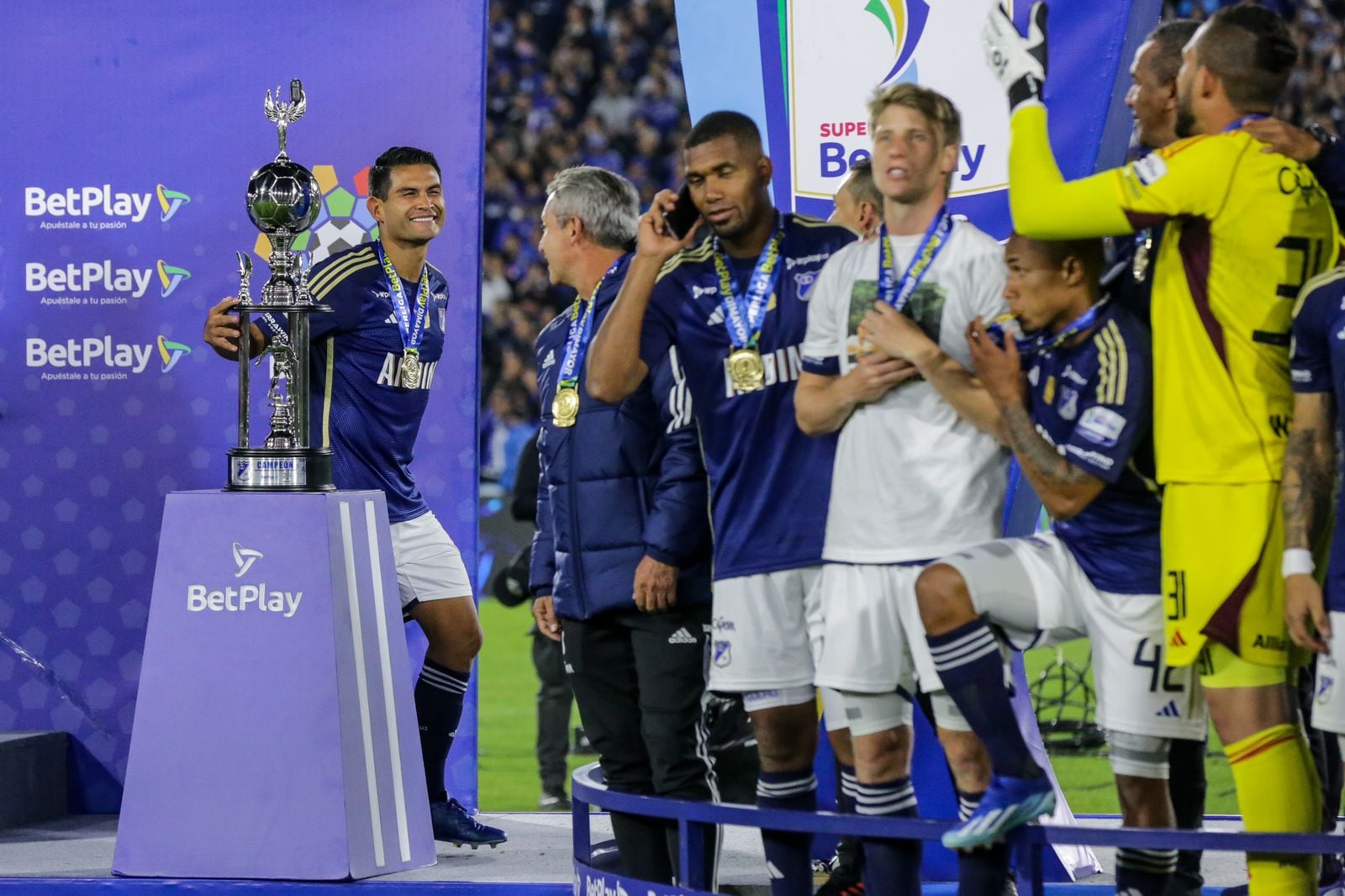 Jugadores y staff de Millonarios celebran la consecución del título de la Superliga 2024 contra el Junior de Barranquilla.