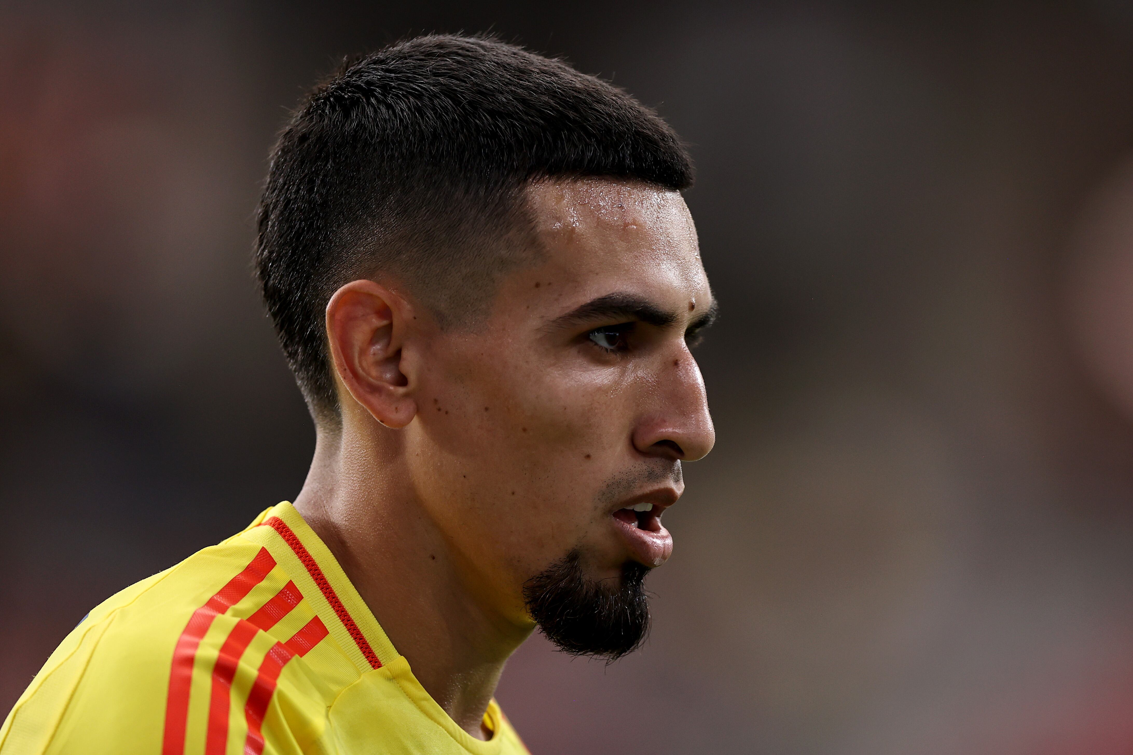 Daniel Muñoz deberá responder por el llamado de atención que le hacen tras su paso a Inglaterra