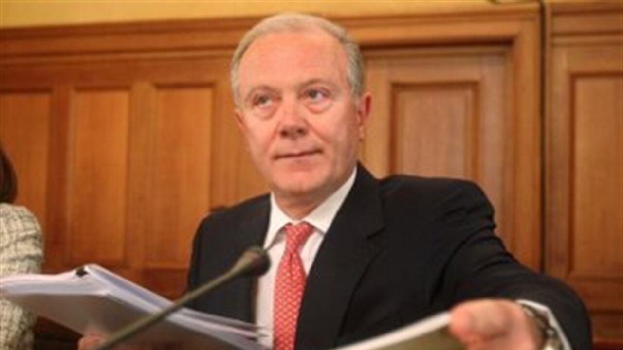 El gobernador del Banco de Grecia,Yorgos Provópulos, presenta el más reciente informe coyuntural de la entidad en Atenas
