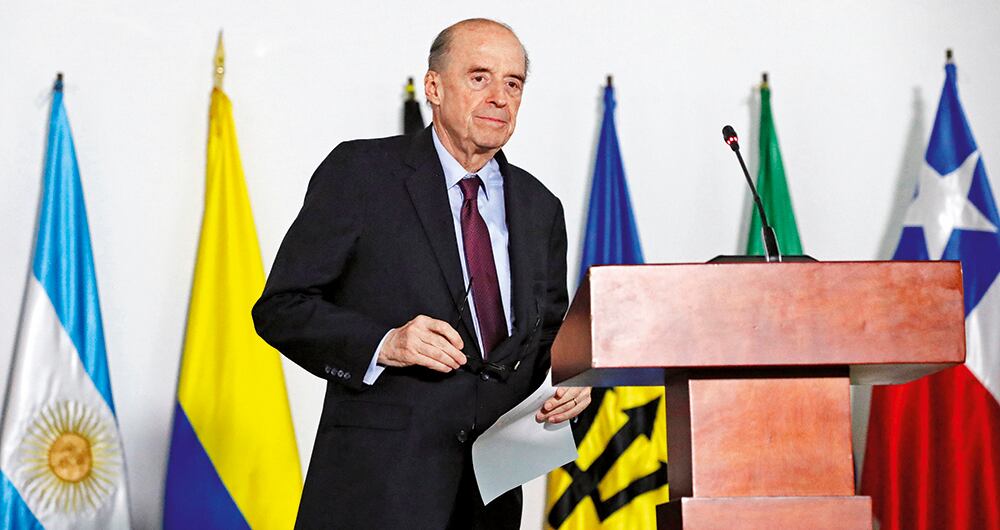   El canciller Álvaro Leyva se encuentra envuelto en una polémica por su manejo del Ministerio de Relaciones Exteriores.