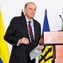 El canciller Álvaro Leyva se encuentra envuelto en una polémica por su manejo del Ministerio de Relaciones Exteriores.