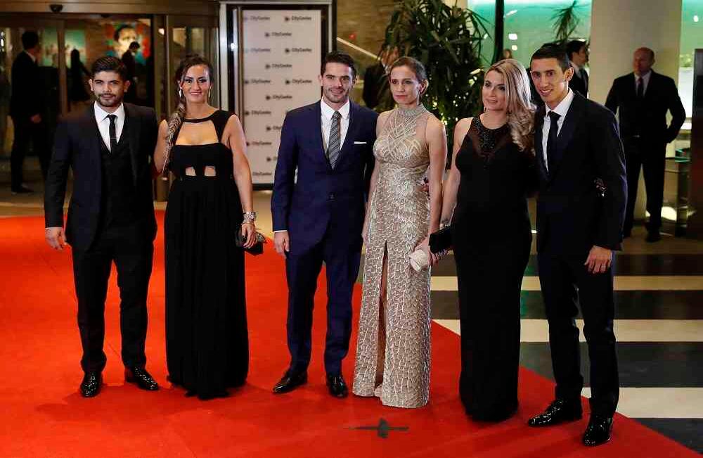 Los jugadores Ever Banega, Fernando Gago y Ángel di Maria junto con sus parejas. Foto: AFP