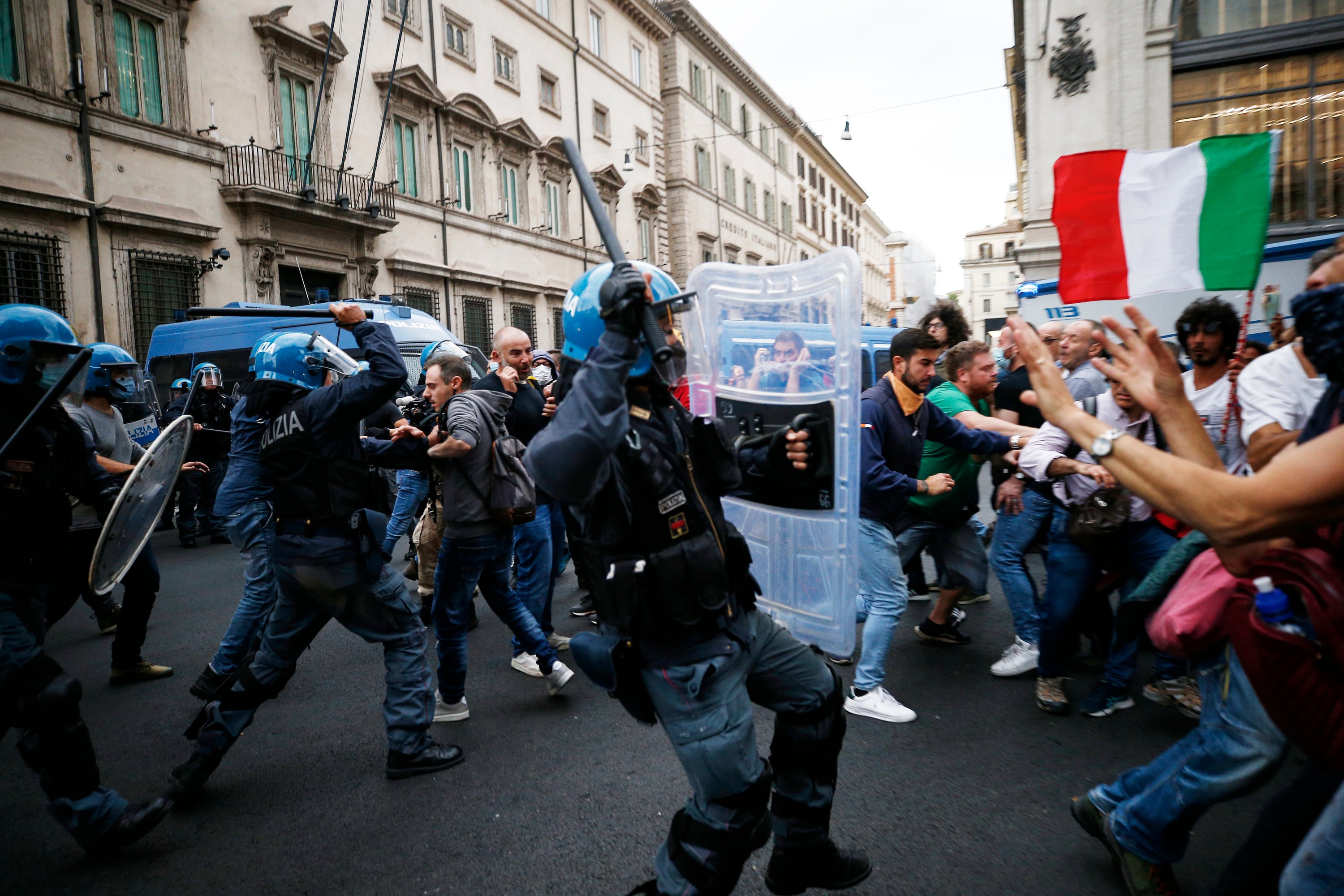 La policía choca con manifestantes durante una protesta, en Roma, el sábado 9 de octubre de 2021. Miles de manifestantes protestaron el sábado en Roma contra el pase de salud covid-19 que los trabajadores italianos, tanto del sector público como privado, deben exhibir para acceder a sus lugares de trabajo desde el 15 de octubre bajo un decreto del gobierno.