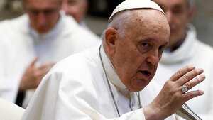 El papa pasó su segunda noche hospitalizado, tras cirugía abdominal.