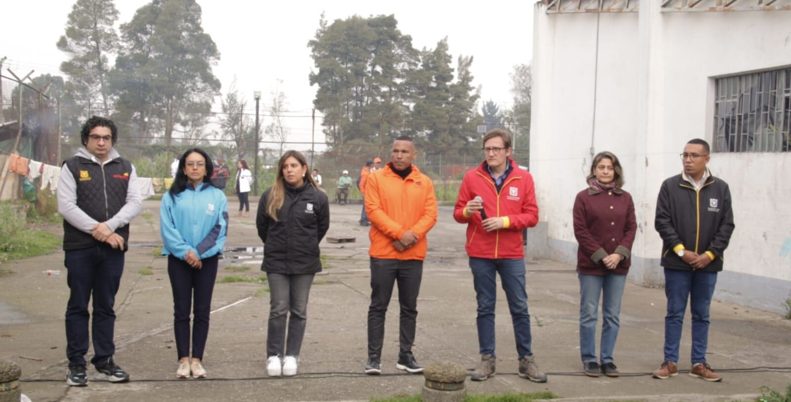 Funcionarios distritales en la instalación del PMU