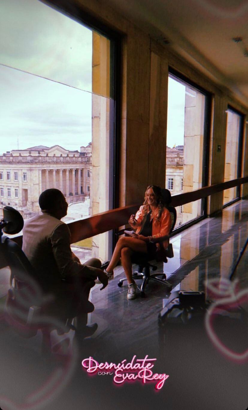 La española entrevistó al congresista.