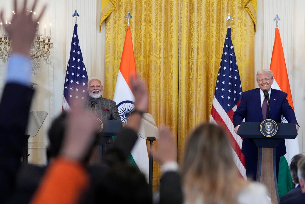 Reporteros alzan la mano para hacer preguntas durante una conferencia de prensa con el presidente estadounidense Donald Trump y el primer ministro de la India, Narendra Modi, en la Sala Este de la Casa Blanca, el jueves 13 de febrero de 2025, en Washington. (Foto/Alex Brandon)