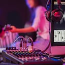 Unos le temen y otros lo encuentran un fenómeno "interesante". Los programas de inteligencia artificial (IA), que recrean voces de artistas, plantean un desafío para la industria musical, consciente de que tendrá que lidiar con ello.