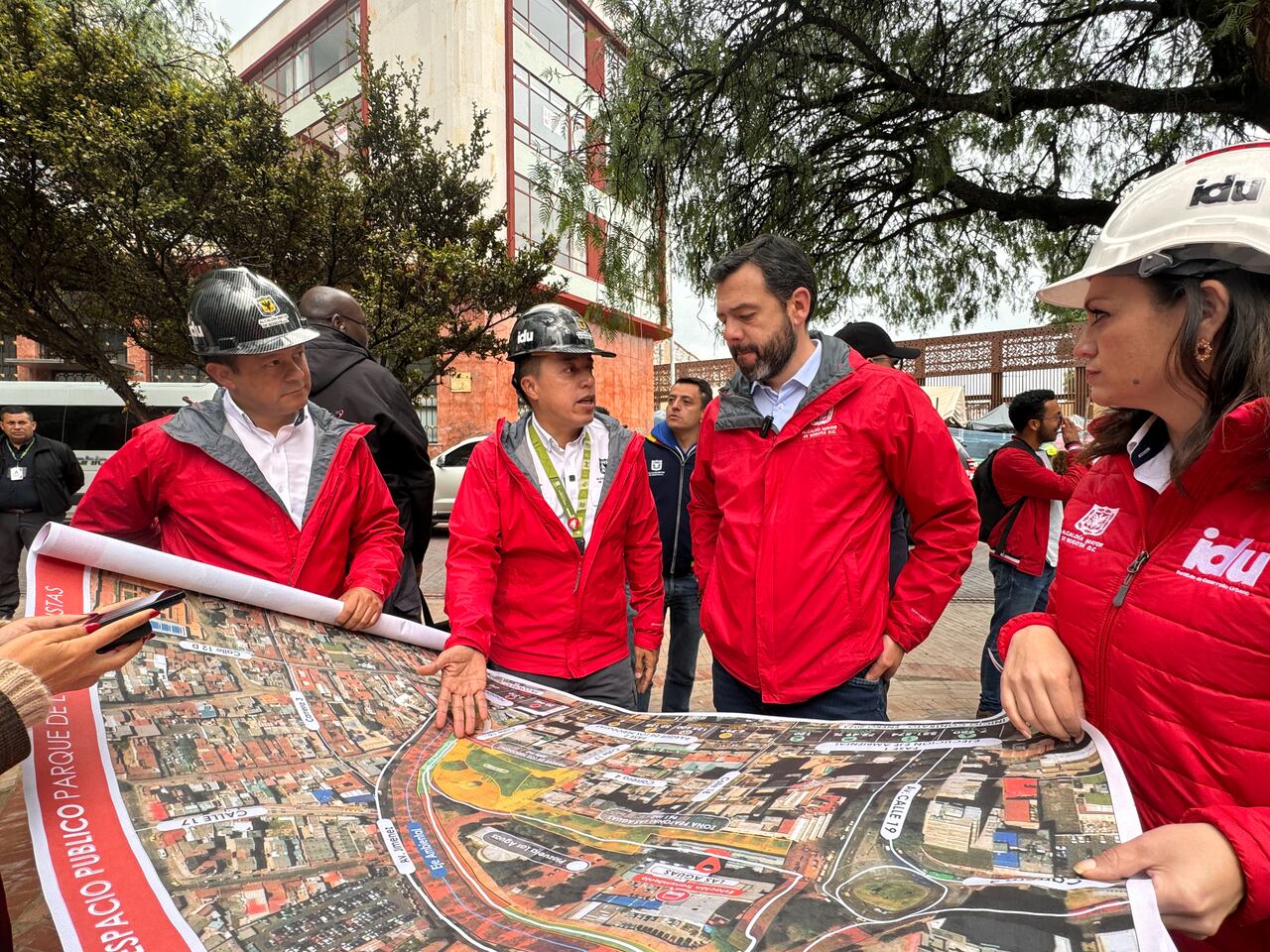 Director del IDU, Orlando Molano, y el alcalde, Carlos Fernando Galán, revisando el avance de obras en Bogotá