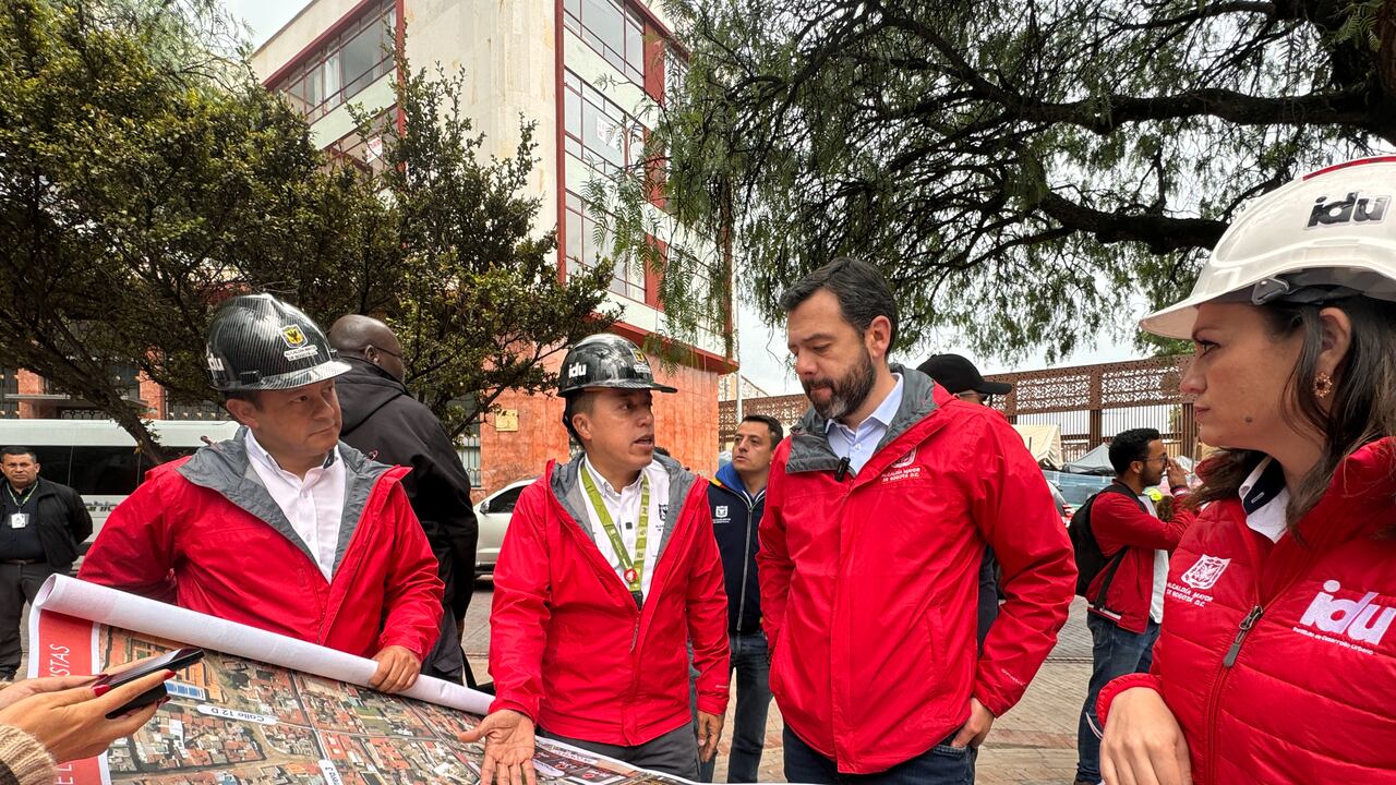 Director del IDU, Orlando Molano, y el alcalde, Carlos Fernando Galán, revisando el avance de obras en Bogotá