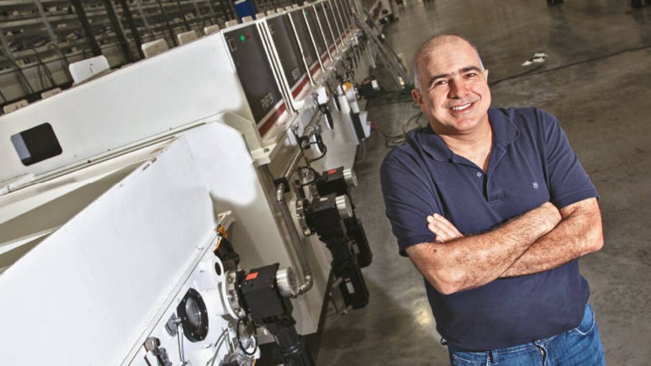 La com-pañía quiere empezar a generar energía con tecnología de paneles solares.