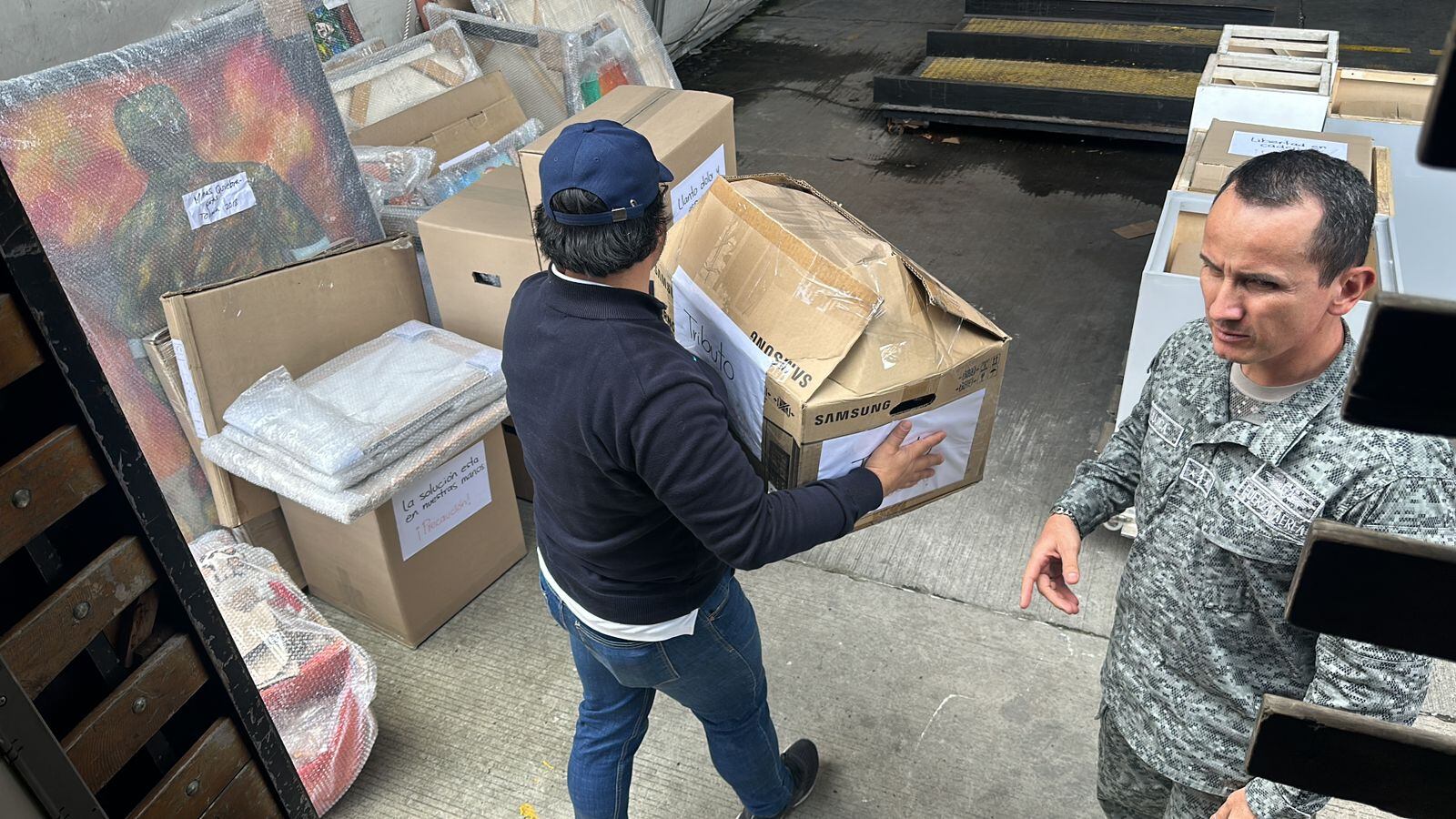 Obras de arte de los "escobitas" en Bogotá, volaron hasta Cartagena a una exposición que se convirtió en homenaje a las Fuerzas Militares