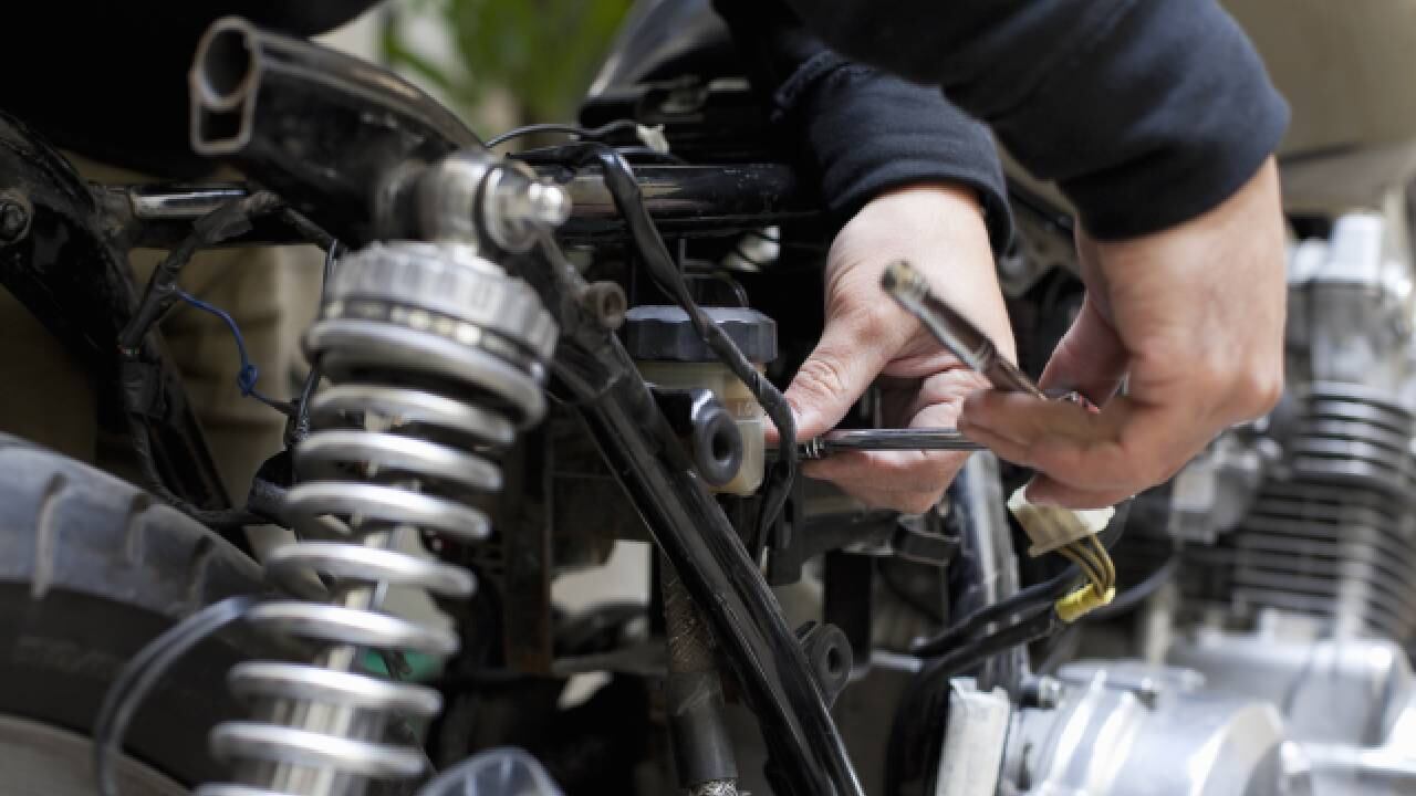 El mecánico intentó arrebatarle el celular a un cliente para revisar sus mensajes.