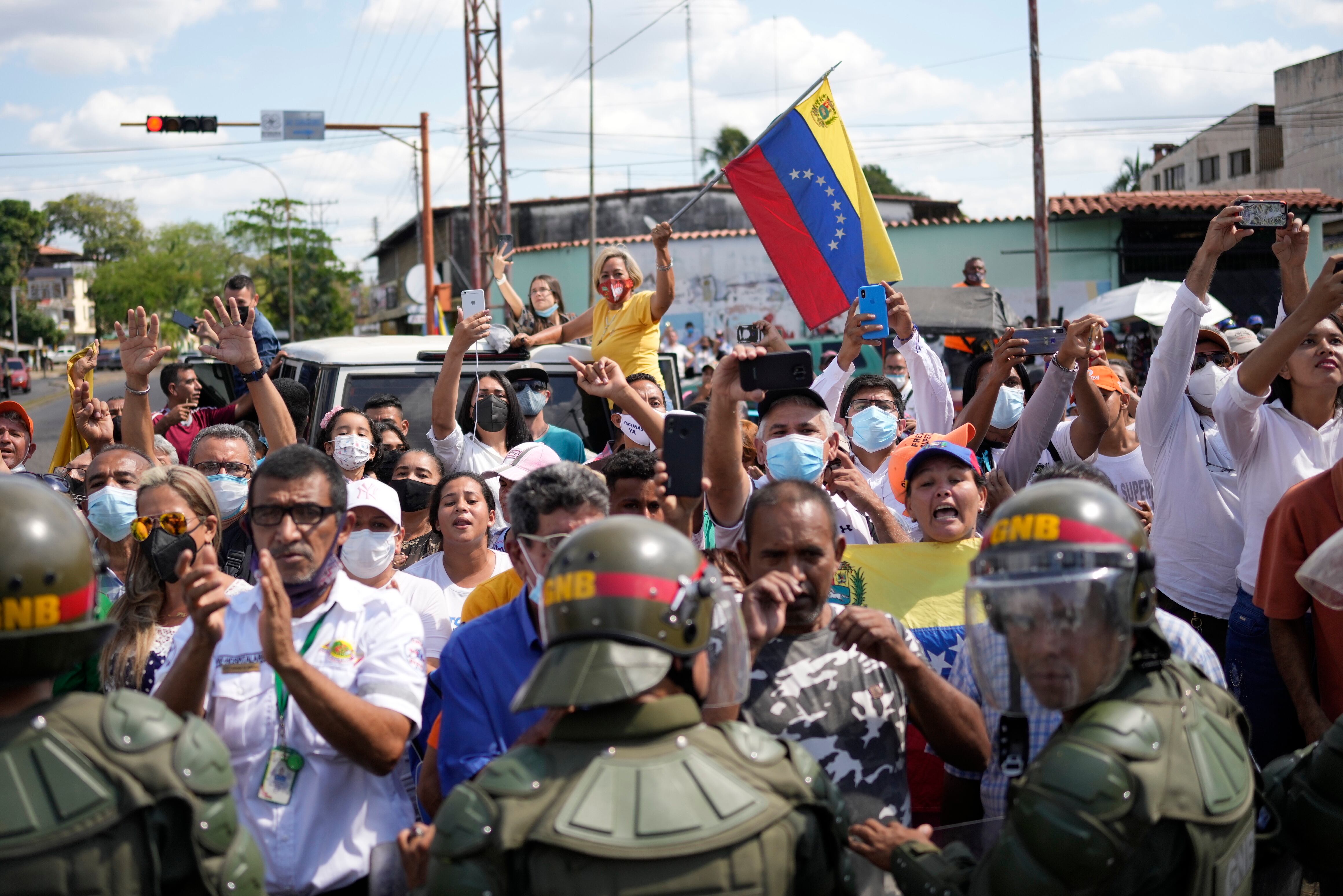 Los partidarios del gobernador electo del estado de Barinas, Sergio Garrido, se reúnen frente a la sede del consejo electoral regional, rodeados por la Guardia Nacional. (AP Photo/Matias Delacroix)