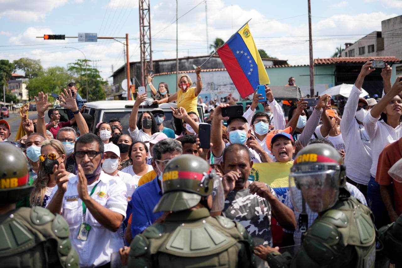 Los partidarios del gobernador electo del estado de Barinas, Sergio Garrido, se reúnen frente a la sede del consejo electoral regional, rodeados por la Guardia Nacional. (AP Photo/Matias Delacroix)