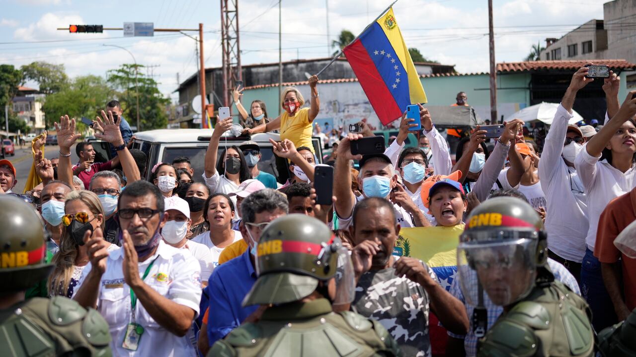 Los partidarios del gobernador electo del estado de Barinas, Sergio Garrido, se reúnen frente a la sede del consejo electoral regional, rodeados por la Guardia Nacional. (AP Photo/Matias Delacroix)