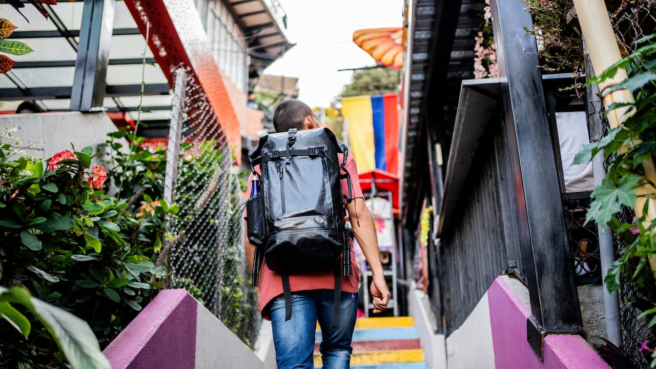 Hombre subiendo una escalera en Medellín, Colombia