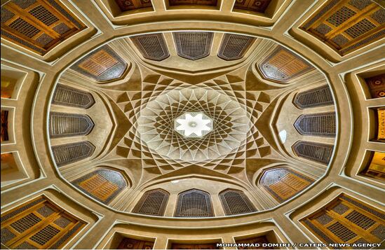 "Tal vez algunos de estos edificios no existirán en 20 años o habrán cambiado mucho. Cuando estoy tomando las fotografías, pienso en cómo serán recordados y espero que en el futuro la gente pueda ver su belleza". En la imagen, Dolat Abad, la que fuera la residencia Karim Khan Zand, quien gobernó Irán entre 1750 y 1779. El edificio se encuentra en Yazd, una de las ciudades más antiguas de Irán.