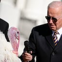 El presidente Joe Biden sostiene el micrófono a Chocolate, el pavo nacional de Acción de Gracias, durante una ceremonia de indulto en la Casa Blanca en Washington, el lunes 21 de noviembre de 2022. (AP Photo/Andrew Harnik)