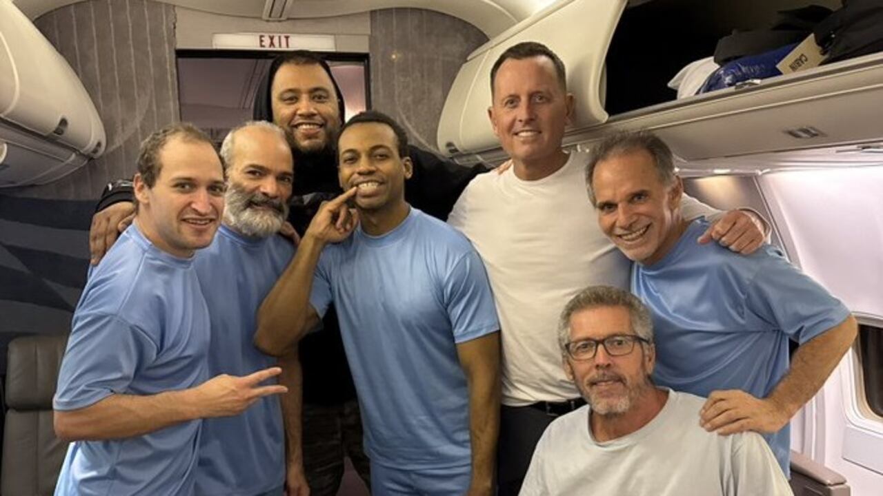 Caracas, Venezuela | AFP | sábado 31/01/2025 - 19:44 UTC-5 | 106 palabras
Seis de los ocho estadounidenses detenidos en Venezuela fueron liberados este viernes, luego de una reunión entre el enviado especial del gobierno de Donald Trump y el presidente venezolano Nicolás Maduro en Caracas, anunció el propio funcionario de Estados Unidos.
"Nos ponemos en marcha y nos dirigimos a casa con estos seis ciudadanos estadounidenses. Acababan de hablar con @realDonaldTrump y no podían dejar de agradecerle", dijo en X Richard Grenell, sin identificar a los liberados.