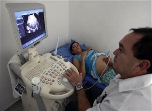 Las tasas de fecundidad en Colombia se mantuvieron altas durante la primera mitad del siglo XX, pero experimentaron un descenso gradual en la segunda mitad.