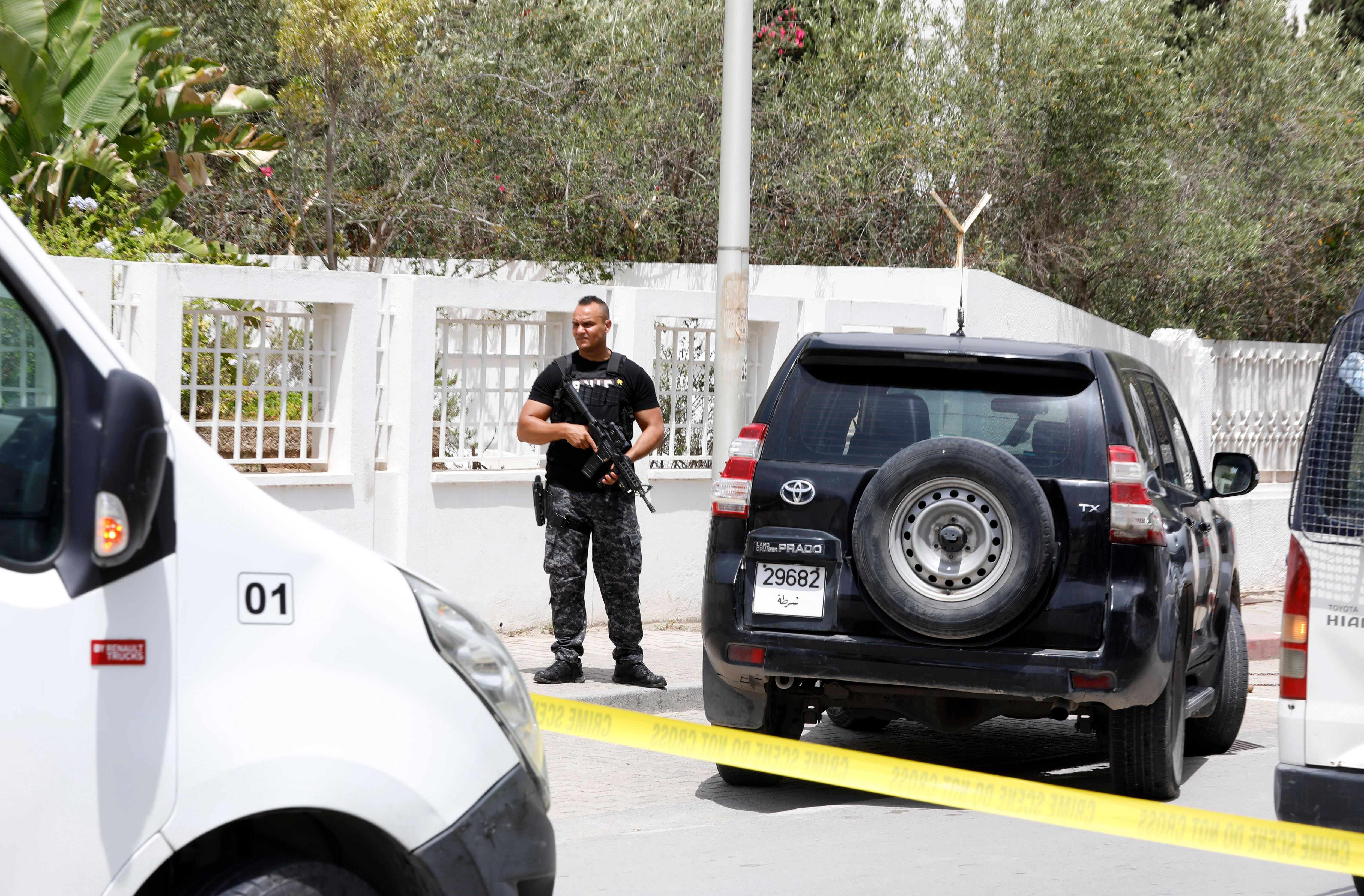Agentes de policía hacen guardia frente a la embajada de Brasil en Túnez, el lunes 19 de junio de 2023. El gobierno tunecino dice que un agente de seguridad que custodiaba la embajada de Brasil en Túnez fue apuñalado en el corazón y está hospitalizado en estado crítico.