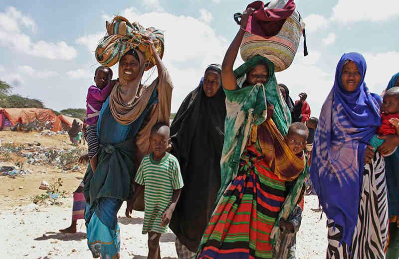 Nuevas llegadas somalíes, desplazadas por la sequía, llegan a campamentos improvisados en la zona de la Zonaha, en las afueras de Mogadiscio, Somalia, jueves 30 de marzo de 2017 (Foto del AP / Farah Abdi Warsameh)