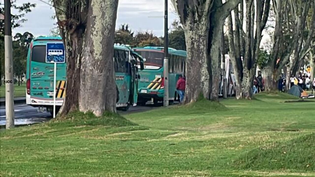 Cerca de 14 buses llegaron en la mañana de este miércoles a la Universidad.