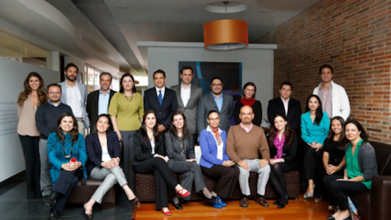 De IZQ a DER de pie: María López, directora de Sostenibilidad Publicaciones Semana;César Ruiz, profesor del MGA de la Universidad de los Andes; Alejandro Navarro, miembro de Sustainalytics; Roberto Guitérrez, Profesor del MGA de la Universidad de los Andes; Luisa Lema, directora del MDP de la Universidad de los Andes; Fabián Hernandez, Telefónica; Julio César Galvis, Coca- Cola FEMSA; Santiago Bucaram, profesor del MGA de la Universidad de los Andes; Ángela Espinoza, profesora del MGA de la Universidad de los Andes; Joaquin Suárez, Sodexo;Joaquín Caraballo, director del MGA de la Universidad de los Andes.
De IZQ a DER sentados: Martha Ruby Falla, Interconexión Eléctrica (ISA); Aura Mendez, Unilever; Luz María Gallo, Celsia; Lilianne Brunstein, Sodimac; Ana Herrón, EPM; Franco Piza, Bancolombia; María Margarita Rodríguez, Telefónica; Mariana Jaramillo, Cemex; Tatiana Orjuela. Terpel; Carolina Cuevas, profesora del MGA de la Universidad de los Andes.