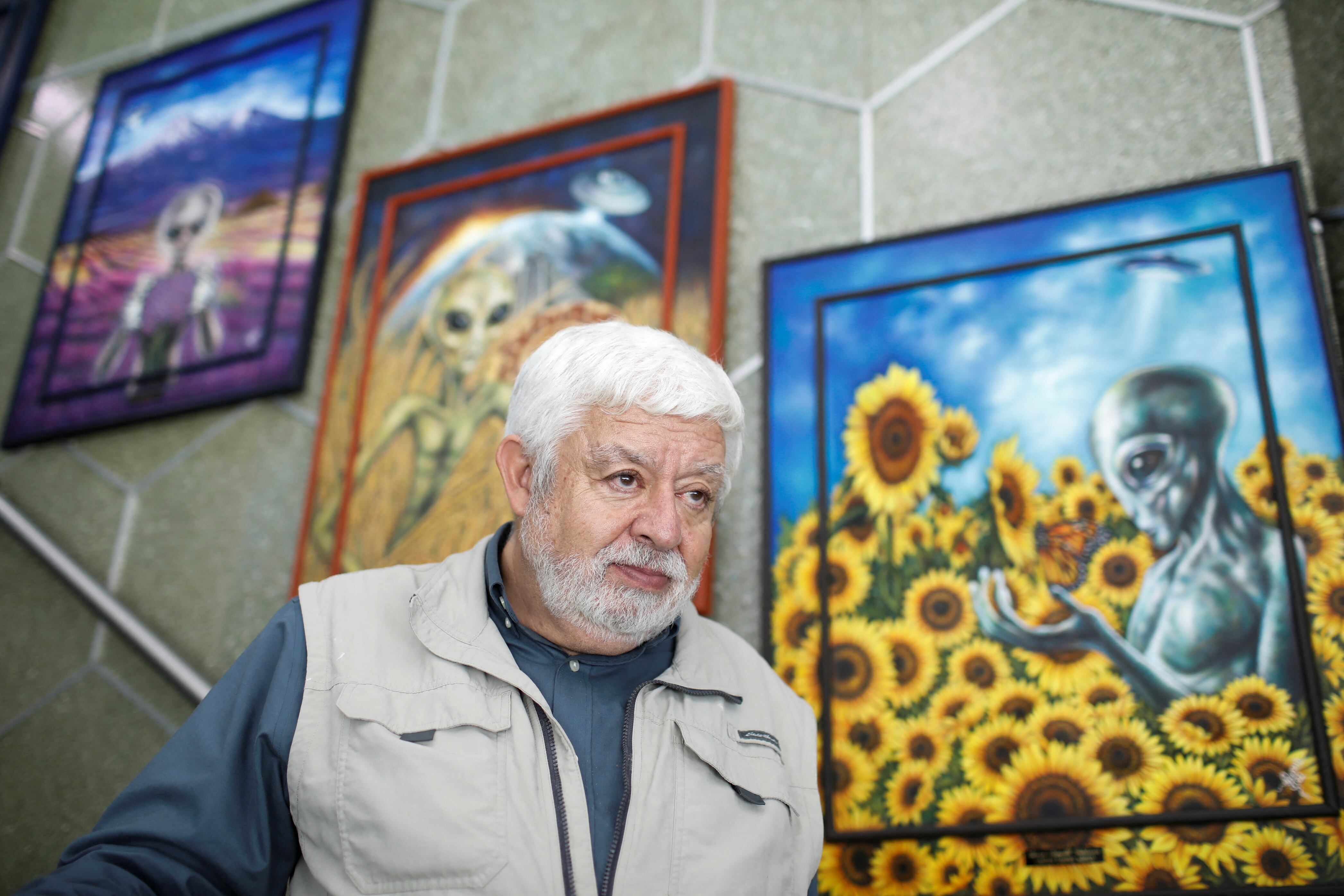 El periodista mexicano y entusiasta de los ovnis Jaime Maussan, quien defiende que los diminutos cuerpos de un espécimen que presentó al Congreso de México a principios de esta semana no están relacionados con ninguna especie terrestre conocida