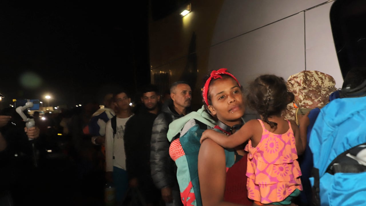 Migrantes venezolanos abordan un autobús que los llevará a un albergue en la ciudad de Arica, Chile